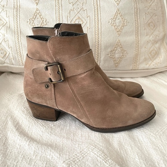 Paul Green Jano Moto Booties Beige Suede Buckle Chunky Heel Size 7 fit like 8.5